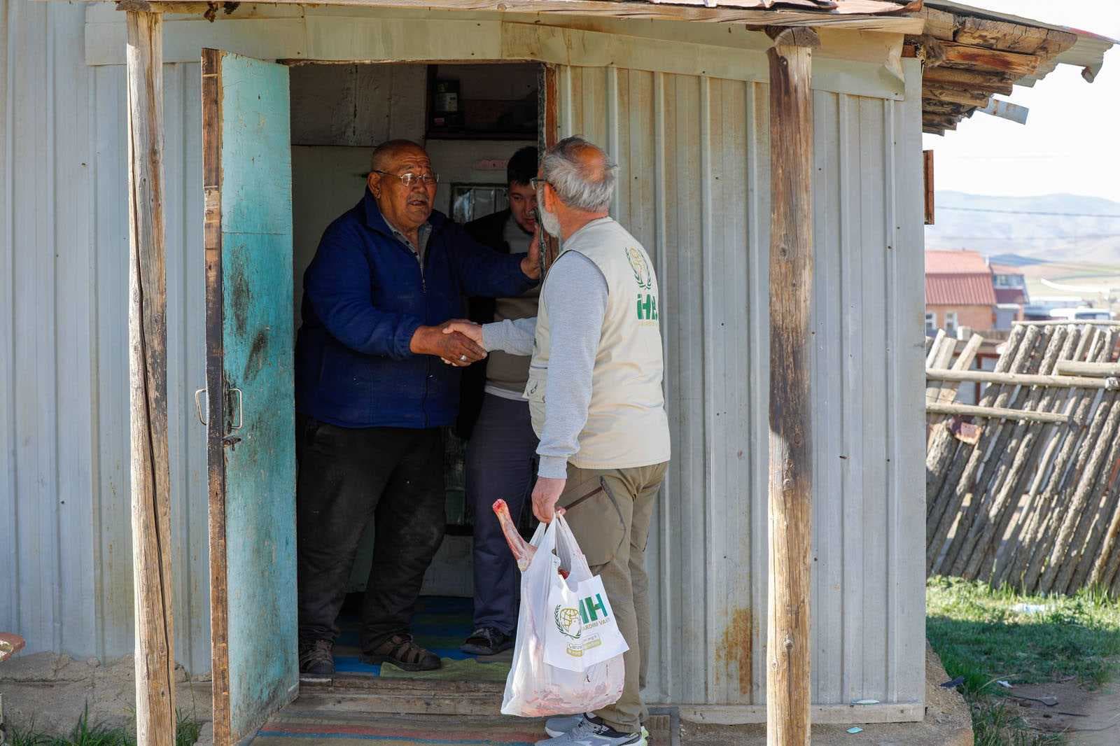 Yetim kardeşlerimizle bayram sevincini paylaştık